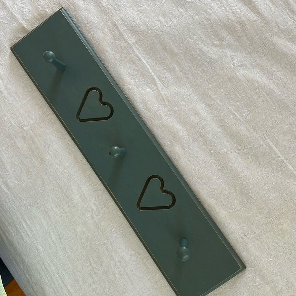 Henn Workshops Vintage Wooden Peg Rack with Hearts Hanger - Picture 2 of 9